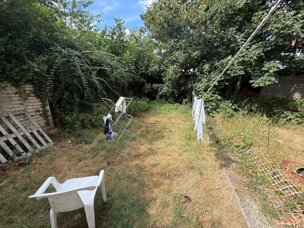 Lot: 221 - END-TERRACE HOUSE FOR REPAIR - Second part of garden